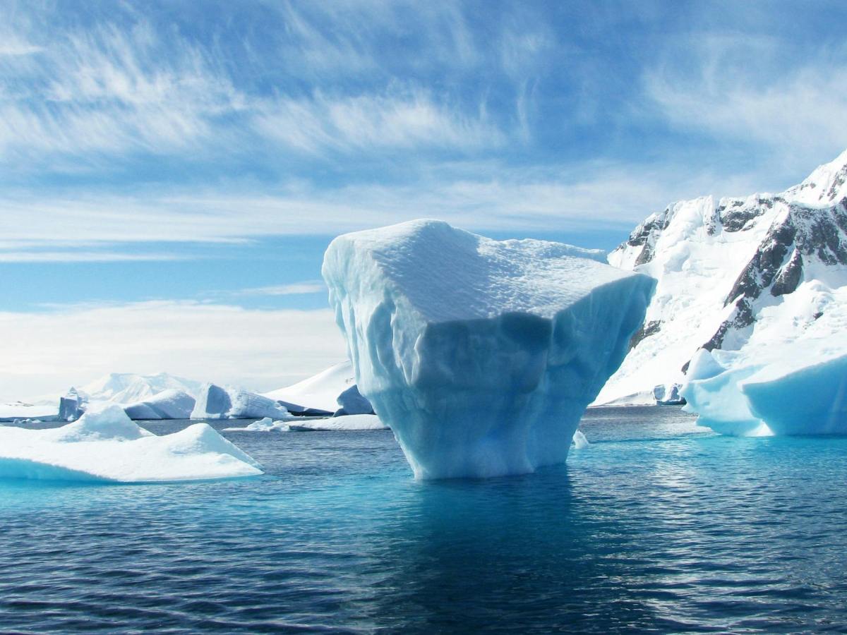 iceberg during daytime